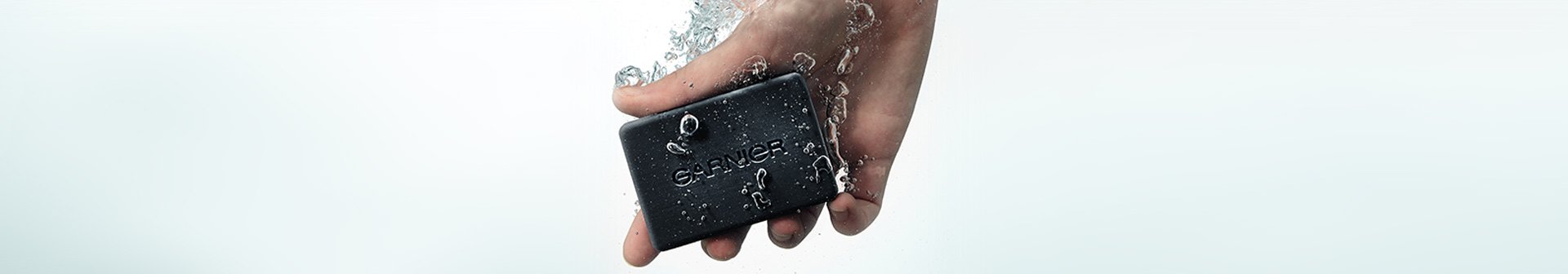 Защо маската за лице с активен въглен е чудесен начин за отстраняване на себум и примеси?